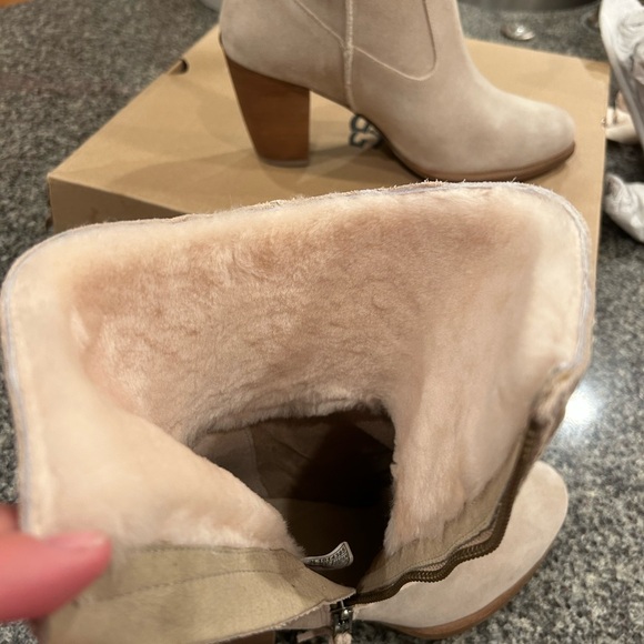 UGG LYNDA NATURAL BOOTS - Picture 3 of 10